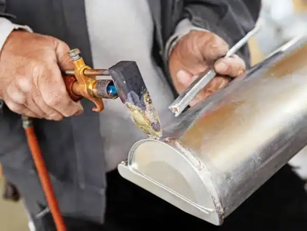 Soudure d'une gouttière en zinc par un artisan couvreur zingueur