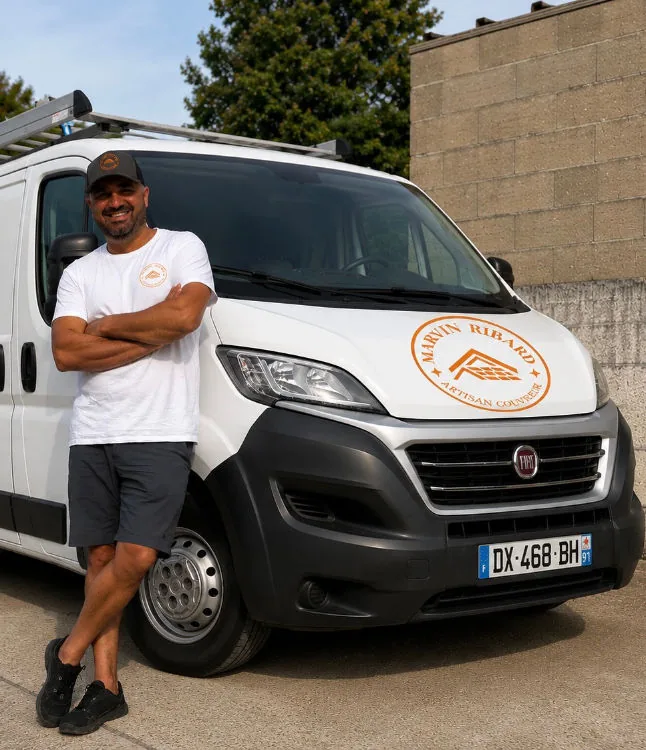 Marvin Ribard, artisan couvreur à Méréville, devant son véhicule d'intervention