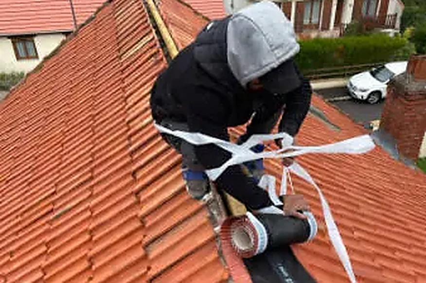 Pose d'un closoir de faîtage sur une toiture rénovée par Marvin Ribard
