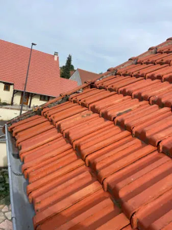 Réparation de toiture en cours sur une maison du Sud de l'Essonne