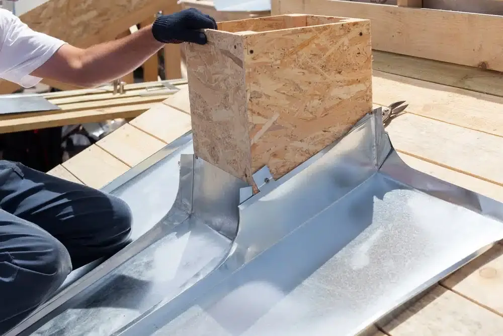 Chantier de couverture mené par Marvin Ribard à Malesherbes